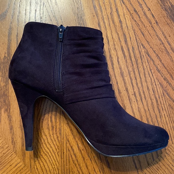Kelly & Katie Black Suede Booties - Picture 5 of 7